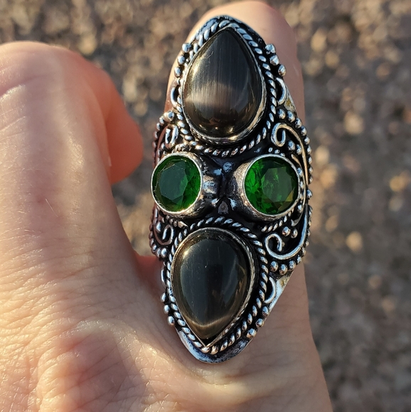 New Cat Eye & Peridot Silver Statement Ring. - Picture 13 of 16